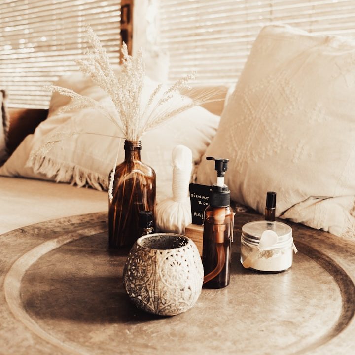 Aromaanwendungen für Zuhause Ätherische Öle und Zubehör in wohnlicher Umgebung als Beispiel für Aromaanwendungen im Alltag