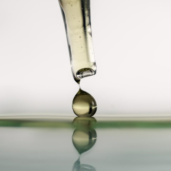 Laboruntersuchungen als fundierte Grundlage Pipette mit Flüssigkeit als Symbol für Laboruntersuchungen und objektive Diagnostik in der ganzheitlichen Tierheilpraxis