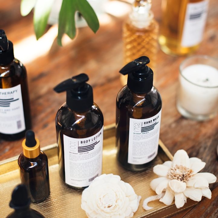 Aromaanwendungen und Pflege im Alltag Ätherische Ölfläschchen und Blüten als Beispiel für natürliche Aromaanwendungen und Pflegeprodukte im Alltag